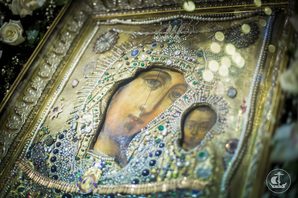 В Москве патриарх Московский и всея Руси Алексий II получил от папы римского Иоанна Павла II Казанскую икону Божьей Матери